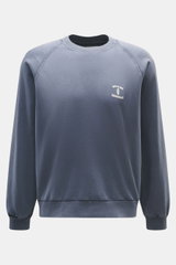 Officine Générale Sweatshirt 'Presnel' graublau, frontal, Sweat aus reiner Baumwolle, weicher Griff, garment dyed, Overlock-Nähte, Regular Fit, Rundhalsausschnitt, geflockter Logo-Print, Raglanärmel, Rippbündchen.