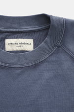 Officine Générale Sweatshirt 'Presnel' graublau, Nahaufnahme von oben, Sweat aus reiner Baumwolle, weicher Griff, garment dyed, markante Overlock-Nähte, Rundhalsausschnitt.
