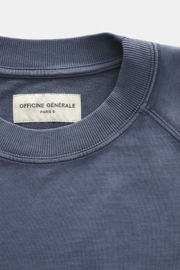 Officine Générale Sweatshirt 'Presnel' graublau, Nahaufnahme von oben, Sweat aus reiner Baumwolle, weicher Griff, garment dyed, markante Overlock-Nähte, Rundhalsausschnitt.