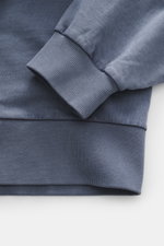 Officine Générale Sweatshirt 'Presnel' graublau, Detailaufnahme von Ärmel und Bund, Sweat aus reiner Baumwolle, weicher Griff, garment dyed, Overlock-Nähte, Regular Fit, Rundhalsausschnitt, geflockter Logo-Print, Raglanärmel, Rippbündchen.