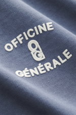 Nahaufnahme des Officine Générale Sweatshirt 'Presnel' graublau, Perspektive zeigt weichen, garment dyed Baumwollstoff mit geflocktem Logo-Print.