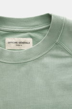 Officine Générale Sweatshirt 'Presnel' mintgrün, frontale Nahaufnahme mit Rundhalsausschnitt, Raglanärmeln, Overlock-Nähten, weichem Baumwoll-Sweat, garment dyed, Rippbündchen, Regular Fit, geflocktem Logo-Print.