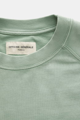 Officine Générale Sweatshirt 'Presnel' mintgrün, frontale Nahaufnahme mit Rundhalsausschnitt, Raglanärmeln, Overlock-Nähten, weichem Baumwoll-Sweat, garment dyed, Rippbündchen, Regular Fit, geflocktem Logo-Print.