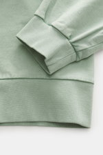 Officine Générale Sweatshirt 'Presnel' mintgrün, Detailaufnahme Ärmel und Saum, Sweat aus reiner Baumwolle, weicher Griff, garment dyed, markante Overlock-Nähte, Regular Fit, Rundhalsausschnitt, geflockter Logo-Print, Raglanärmel, komfortable Rippbündchen