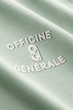 Nahaufnahme des Officine Générale Sweatshirts 'Presnel' mintgrün mit weichem Griff, garment dyed, markanten Overlock-Nähten, Rundhalsausschnitt und geflocktem Logo-Print.