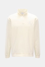 Frontale Aufnahme des cremefarbenen 04651/ A trip in a bag Sweat-Troyer 'MC26' aus softem Baumwollsweat mit Troyer-Kragen, Zipper und Brust-Stitching.