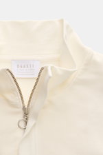 04651/ A trip in a bag Sweat-Troyer 'MC26' creme aus softem Baumwollsweat mit Troyer-Kragen und verdecktem Zipper, Nahaufnahme von oben.