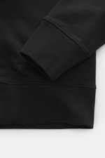 Maison Kitsuné Sweatshirt schwarz, Detailaufnahme des Ärmelbündchens und Saum, weicher Baumwoll-Sweat, Slim Fit, Rundhals.
