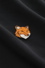 Maison Kitsuné Sweatshirt schwarz, Detailaufnahme aus schräger Perspektive, reiner Baumwolle mit weichem Griff, Slim Fit, Rundhalsausschnitt und typischem Fuchs-Patch.