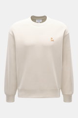 Maison Kitsuné Sweatshirt beige, frontal fotografiert, aus reiner Baumwolle mit weichem Griff, Regular Fit, Rundhalsausschnitt und Fuchs-Patch auf der Brust.