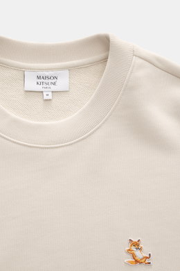 Maison Kitsuné Sweatshirt beige mit Rundhalsausschnitt und typischem Fuchs-Patch, Sweat aus Baumwolle, weicher Griff, Regular Fit, Detailaufnahme von oben.