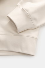 Nahaufnahme des Ärmelbündchens vom Maison Kitsuné Sweatshirt beige, Sweat aus reiner Baumwolle, weicher Griff, Regular Fit.
