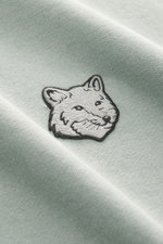 Maison Kitsuné Sweatshirt mintgrün, Detailaufnahme des typischen Fuchs-Patch auf weichem Baumwoll-Sweat im Oversized Fit mit Rundhalsausschnitt.