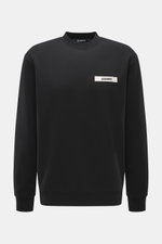 Jacquemus Sweatshirt 'Gros Grain' schwarz, Frontansicht, Sweat aus reiner Baumwolle, schwere Qualität, softe Innenseite, markante Overlock-Nähte, Regular Fit, Rundhalsausschnitt, Grosgrain mit Logo-Stitching, komfortable Rippbündchen.