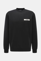 Jacquemus Sweatshirt 'Gros Grain' schwarz, Frontansicht, Sweat aus reiner Baumwolle, schwere Qualität, softe Innenseite, markante Overlock-Nähte, Regular Fit, Rundhalsausschnitt, Grosgrain mit Logo-Stitching, komfortable Rippbündchen.