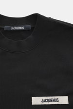 Nahaufnahme des Jacquemus Sweatshirts 'Gros Grain' schwarz von schräg oben, Sweat aus reiner Baumwolle, schwere Qualität, softe Innenseite, markante Overlock-Nähte, Regular Fit, Rundhalsausschnitt, Grosgrain mit Logo-Stitching auf der Brust, komfortable R