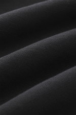Jacquemus Sweatshirt 'Gros Grain' schwarz, Detailaufnahme Stoffstruktur aus nächster Nähe, Baumwolle, schwere Qualität, soft, Overlock-Nähte.