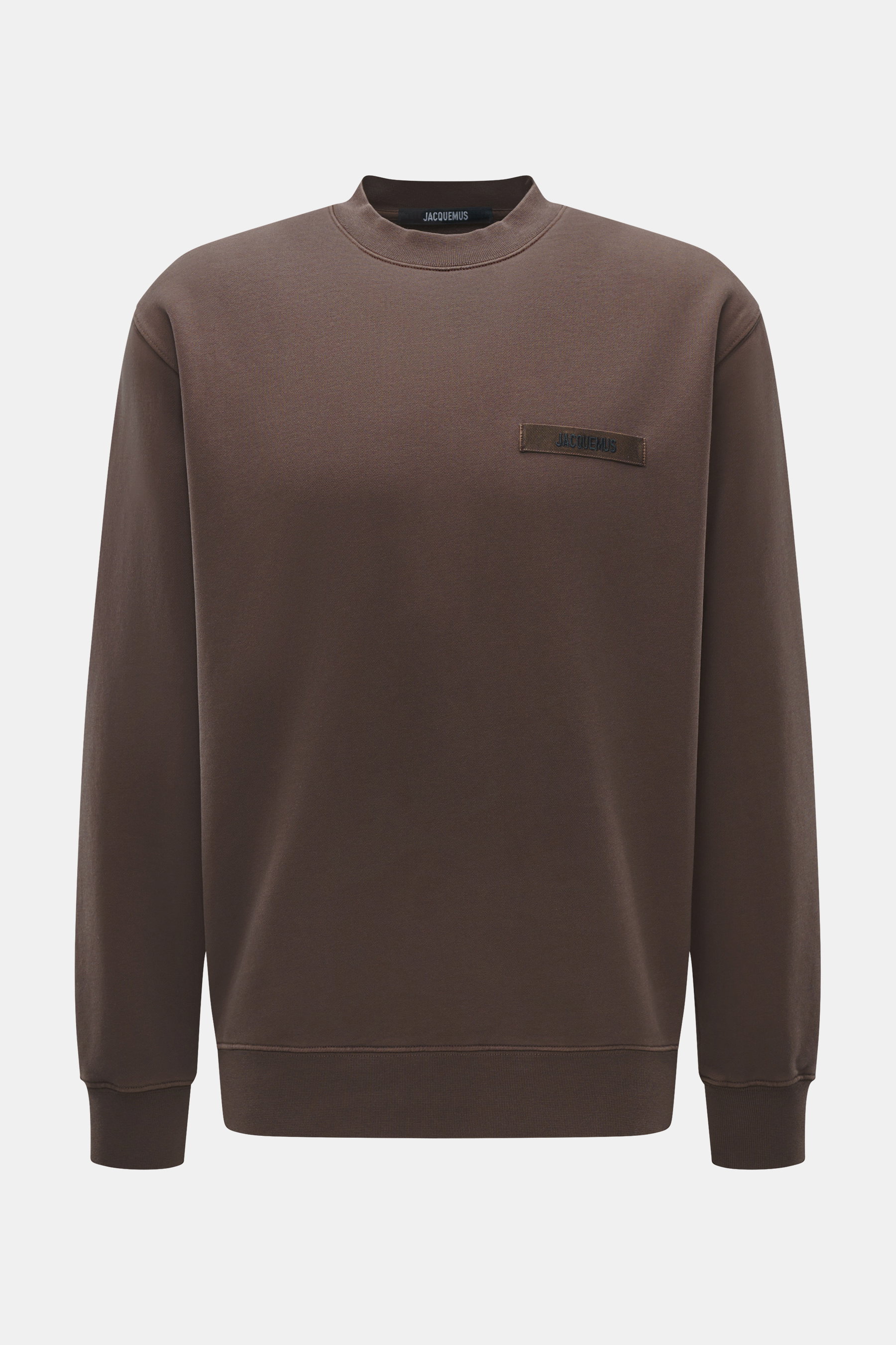 Jacquemus Sweatshirt 'Gros Grain' dunkelbraun, frontale Nahaufnahme, Sweat aus reiner Baumwolle, schwere Qualität, softe Innenseite, Regular Fit, Rundhalsausschnitt, markante Overlock-Nähte, Grosgrain mit Logo-Stitching, komfortable Rippbündchen.
