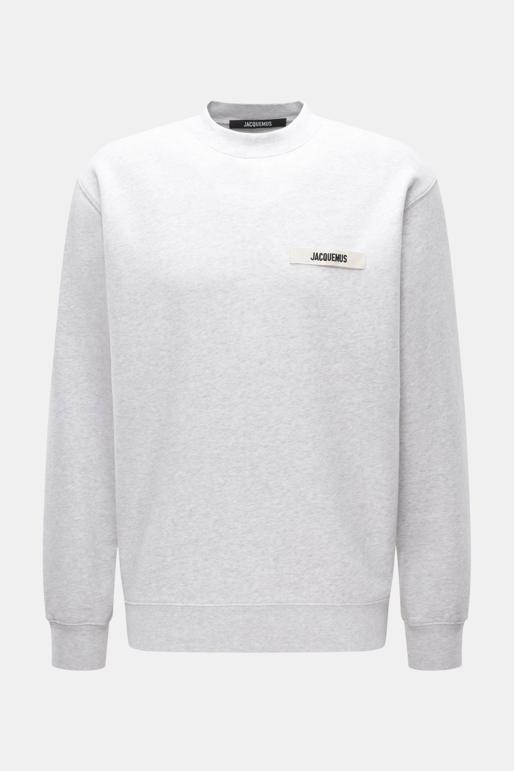 Jacquemus Sweatshirt 'Gros Grain' hellgrau meliert, frontale Nahaufnahme, Sweat aus reiner Baumwolle, schwere Qualität, softe Innenseite, Regular Fit, Rundhalsausschnitt, markante Overlock-Nähte, Grosgrain mit Logo-Stitching auf der Brust, komfortable Rip