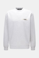 Jacquemus Sweatshirt 'Gros Grain' hellgrau meliert, frontale Nahaufnahme, Sweat aus reiner Baumwolle, schwere Qualität, softe Innenseite, Regular Fit, Rundhalsausschnitt, markante Overlock-Nähte, Grosgrain mit Logo-Stitching auf der Brust, komfortable Rip