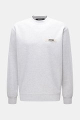 Jacquemus Sweatshirt 'Gros Grain' hellgrau meliert, frontale Nahaufnahme, Sweat aus reiner Baumwolle, schwere Qualität, softe Innenseite, Regular Fit, Rundhalsausschnitt, markante Overlock-Nähte, Grosgrain mit Logo-Stitching auf der Brust, komfortable Rip