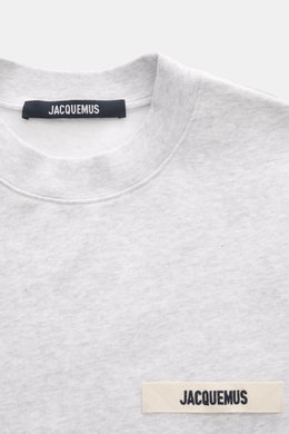 Jacquemus Sweatshirt 'Gros Grain' hellgrau meliert, Nahaufnahme von Rundhalsausschnitt, Regular Fit, Baumwolle, Overlock-Nähte, Rippbündchen, Logo-Stitching Brust
