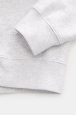 Nahaufnahme des Jacquemus Sweatshirt 'Gros Grain' hellgrau meliert, Perspektive auf Ärmelbündchen, reine Baumwolle, schwere Qualität, softe Innenseite, markante Overlock-Nähte, Regular Fit, Rundhalsausschnitt, Grosgrain mit Logo-Stitching, komfortable Rip
