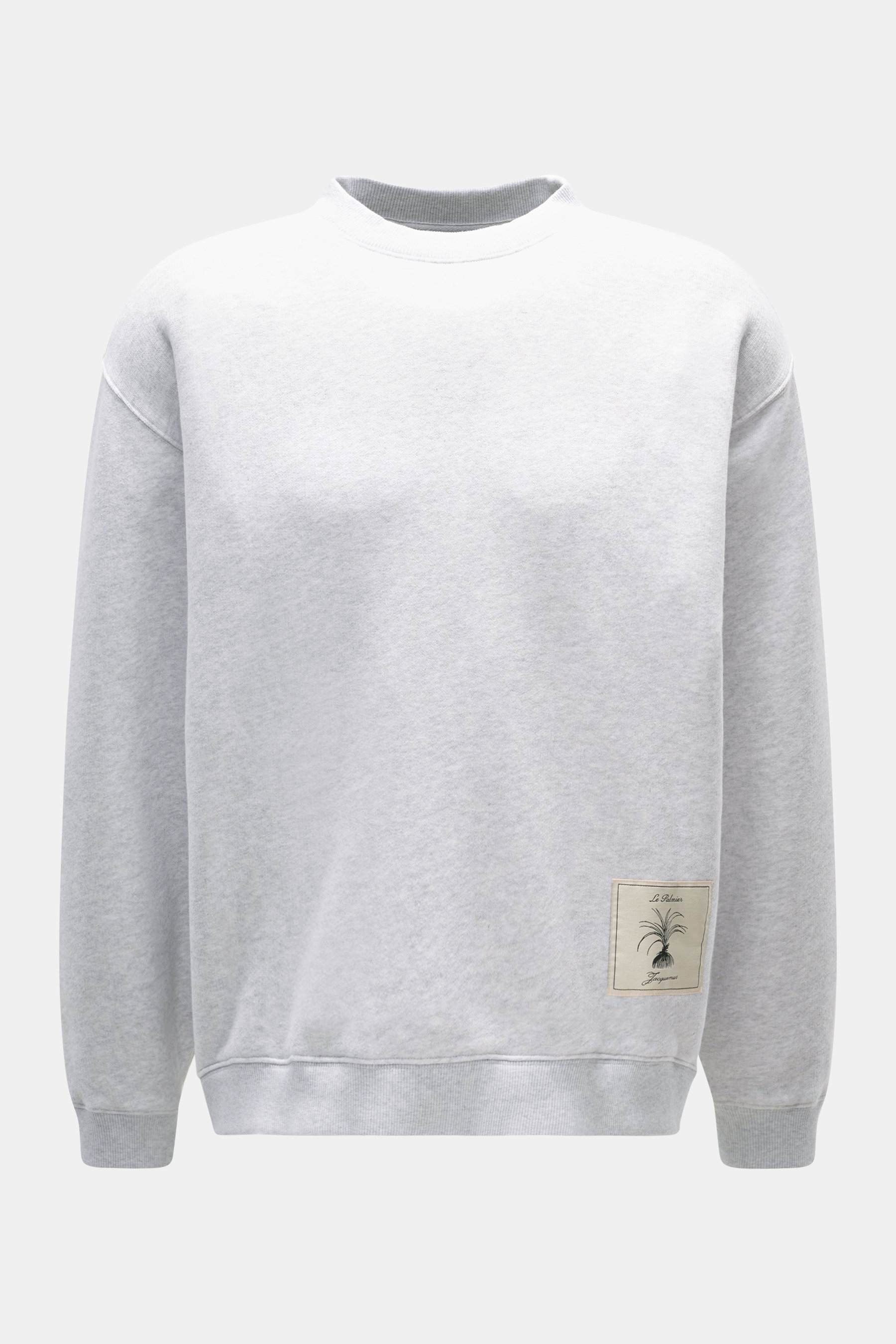 Frontale Nahaufnahme des Jacquemus Sweatshirt 'Torneo' hellgrau meliert mit Rundhalsausschnitt, Regular Fit, Patch am Saum, Logo-Stitching hinten, Rippbündchen, Sweat aus reiner Baumwolle und softer Innenseite.