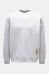Frontale Nahaufnahme des Jacquemus Sweatshirt 'Torneo' hellgrau meliert mit Rundhalsausschnitt, Regular Fit, Patch am Saum, Logo-Stitching hinten, Rippbündchen, Sweat aus reiner Baumwolle und softer Innenseite.