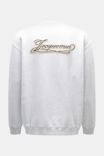 Jacquemus Sweatshirt 'Torneo' hellgrau meliert, Rückansicht, Sweat aus reiner Baumwolle, soft, Regular Fit, Rundhalsausschnitt, Patch am Saum, Logo-Stitching, Rippbündchen.