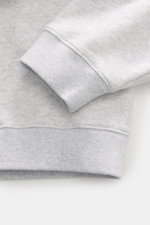 Nahaufnahme des Jacquemus Sweatshirt 'Torneo' hellgrau meliert Ärmels von oben mit Rundhalsausschnitt, Rippbündchen, Patch am Saum, Logo-Stitching, Regular Fit, Sweat aus reiner Baumwolle und softer Innenseite.