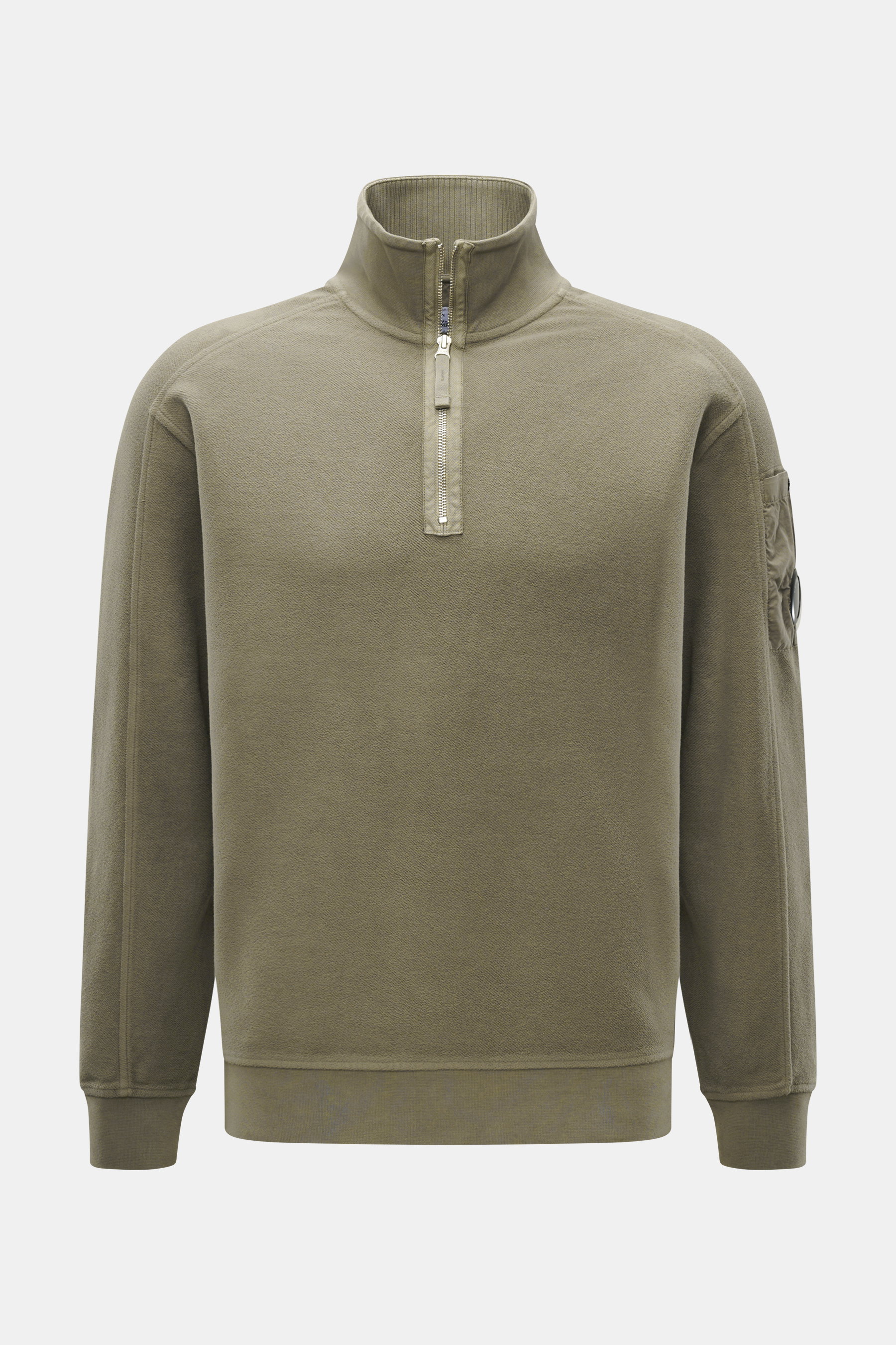 C.P. Company Sweat-Troyer taupe, frontale Nahaufnahme, Sweat aus reiner Baumwolle, weicher Griff, Regular Fit, Troyer-Kragen mit Reißverschluss, aufgesetzte Tasche am Oberarm, labeltypisches Linsen-Detail, flexible Rippbündchen.