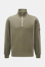 C.P. Company Sweat-Troyer taupe, frontale Nahaufnahme, Sweat aus reiner Baumwolle, weicher Griff, Regular Fit, Troyer-Kragen mit Reißverschluss, aufgesetzte Tasche am Oberarm, labeltypisches Linsen-Detail, flexible Rippbündchen.