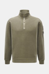 C.P. Company Sweat-Troyer taupe, frontale Nahaufnahme, Sweat aus reiner Baumwolle, weicher Griff, Regular Fit, Troyer-Kragen mit Reißverschluss, aufgesetzte Tasche am Oberarm, labeltypisches Linsen-Detail, flexible Rippbündchen.