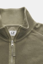 Nahaufnahme des C.P. Company Sweat-Troyer taupe von oben, Sweat aus reiner Baumwolle, weicher Griff, Regular Fit, Troyer-Kragen mit Reißverschluss, aufgesetzte Tasche am Oberarm, labeltypisches Linsen-Detail, flexible Rippbündchen.