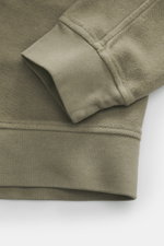 Nahaufnahme des C.P. Company Sweat-Troyer taupe von schräg oben, zeigt weichen Griff, reine Baumwolle, Regular Fit, Troyer-Kragen mit Reißverschluss, aufgesetzte Tasche am Oberarm, labeltypisches Linsen-Detail und flexible Rippbündchen.