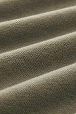 C.P. Company Sweat-Troyer taupe von vorne fotografiert, Regular Fit, reine Baumwolle, weicher Griff, Troyer-Kragen mit Reißverschluss, Oberarmtasche, Linsen-Detail, flexible Rippbündchen.