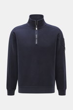 C.P. Company Sweat-Troyer navy, frontale Nahaufnahme, Sweat aus reiner Baumwolle, weicher Griff, Regular Fit, Troyer-Kragen mit Reißverschluss, Tasche am Oberarm, Linsen-Detail, flexible Rippbündchen.
