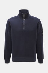 C.P. Company Sweat-Troyer navy, frontale Nahaufnahme, Sweat aus reiner Baumwolle, weicher Griff, Regular Fit, Troyer-Kragen mit Reißverschluss, Tasche am Oberarm, Linsen-Detail, flexible Rippbündchen.