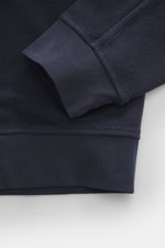 Nahaufnahme des Ärmels vom C.P. Company Sweat-Troyer navy, Sweat aus reiner Baumwolle, weicher Griff, Regular Fit, flexible Rippbündchen.