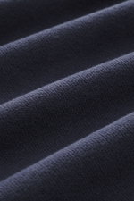 C.P. Company Sweat-Troyer navy, Detailaufnahme in Nahaufnahme, Sweat aus reiner Baumwolle, weicher Griff, Regular Fit, Troyer-Kragen mit Reißverschluss, aufgesetzte Tasche am Oberarm, labeltypisches Linsen-Detail, flexible Rippbündchen.