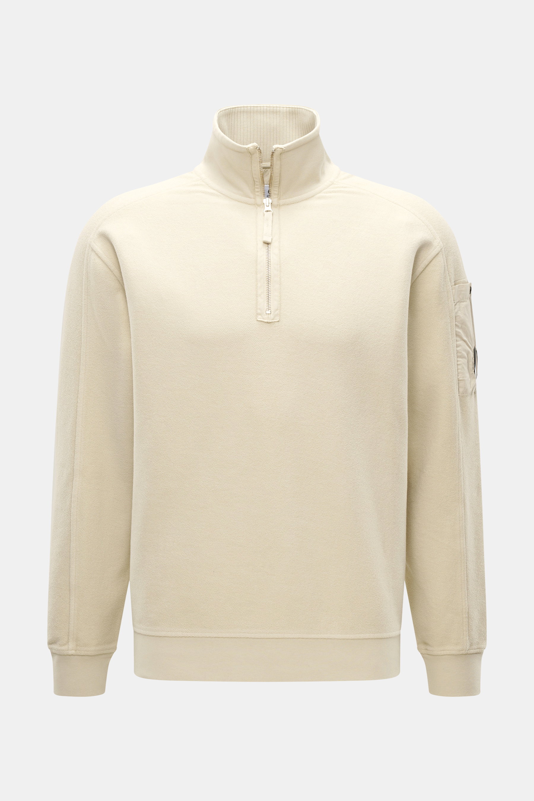 Frontale Nahaufnahme des C.P. Company Sweat-Troyer sand, Sweat aus reiner Baumwolle, weicher Griff, Regular Fit, Troyer-Kragen mit Reißverschluss, aufgesetzte Tasche am Oberarm, labeltypisches Linsen-Detail, flexible Rippbündchen.