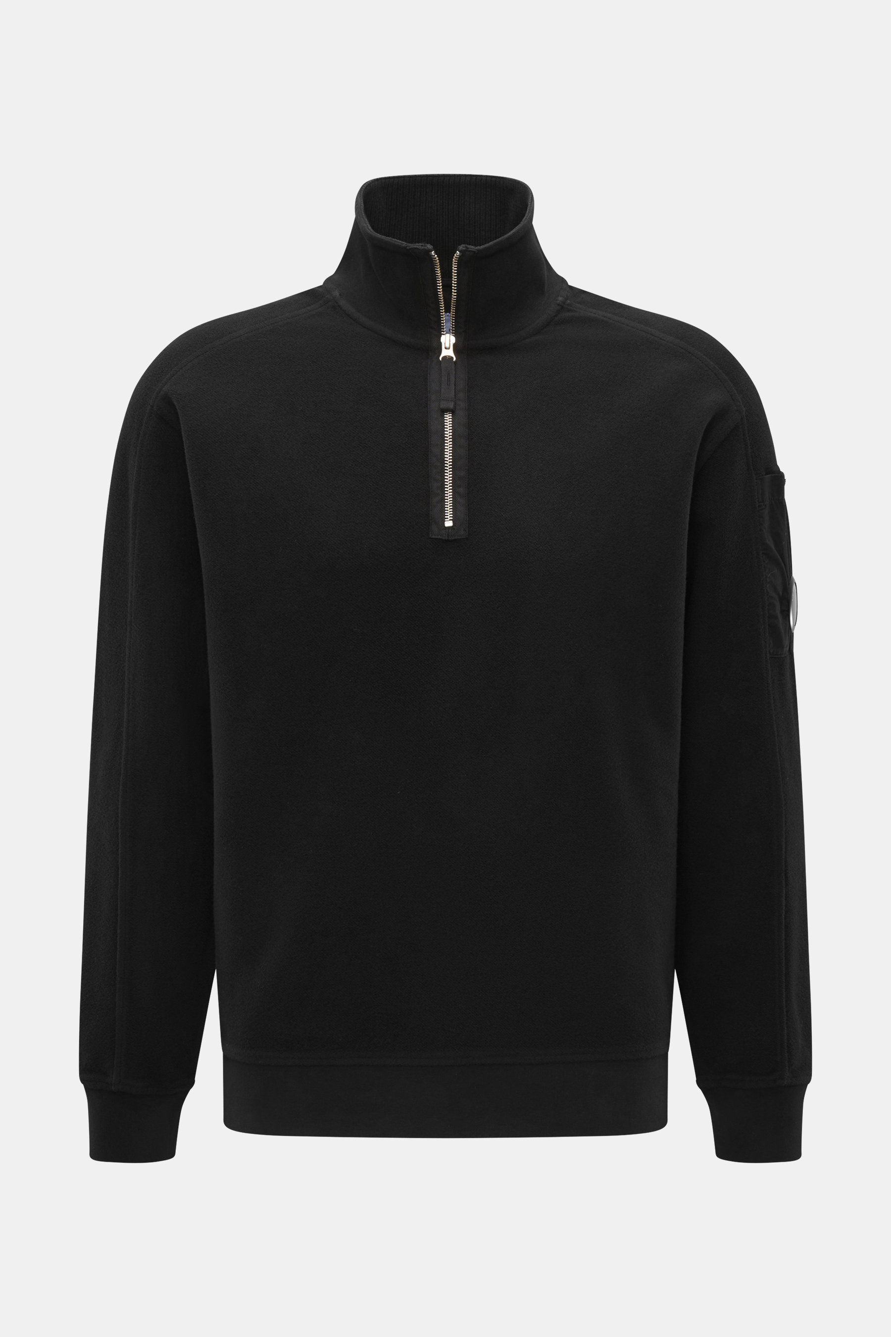 Frontansicht des C.P. Company Sweat-Troyer schwarz, Sweat aus reiner Baumwolle, weicher Griff, Regular Fit, Troyer-Kragen mit Reißverschluss, aufgesetzte Tasche am Oberarm, labeltypisches Linsen-Detail, flexible Rippbündchen.