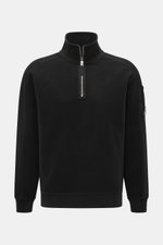 Frontansicht des C.P. Company Sweat-Troyer schwarz, Sweat aus reiner Baumwolle, weicher Griff, Regular Fit, Troyer-Kragen mit Reißverschluss, aufgesetzte Tasche am Oberarm, labeltypisches Linsen-Detail, flexible Rippbündchen.
