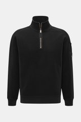 Frontansicht des C.P. Company Sweat-Troyer schwarz, Sweat aus reiner Baumwolle, weicher Griff, Regular Fit, Troyer-Kragen mit Reißverschluss, aufgesetzte Tasche am Oberarm, labeltypisches Linsen-Detail, flexible Rippbündchen.