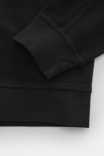 C.P. Company Sweat-Troyer schwarz, Nahaufnahme von Ärmel und Bund, Sweat aus reiner Baumwolle, weicher Griff, Regular Fit, Troyer-Kragen mit Reißverschluss, aufgesetzte Tasche am Oberarm, labeltypisches Linsen-Detail, flexible Rippbündchen.