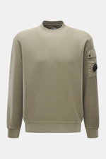 C.P. Company Sweatshirt salbei, frontale Nahaufnahme, Inside-Out-Design, reine Baumwolle, Rundhalsausschnitt, Tasche mit Linsen-Detail am Oberarm, Regular Fit, flexible Rippbündchen, softer Griff.