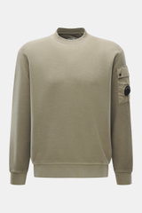 C.P. Company Sweatshirt salbei, frontale Nahaufnahme, Inside-Out-Design, reine Baumwolle, Rundhalsausschnitt, Tasche mit Linsen-Detail am Oberarm, Regular Fit, flexible Rippbündchen, softer Griff.