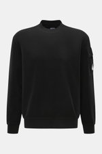 C.P. Company Sweatshirt schwarz, frontale Nahaufnahme, Inside-Out Design, reine Baumwolle, Rundhalsausschnitt, Ärmeltasche mit Linsen-Detail, Regular Fit.