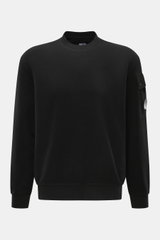 C.P. Company Sweatshirt schwarz, frontale Nahaufnahme, Inside-Out Design, reine Baumwolle, Rundhalsausschnitt, Ärmeltasche mit Linsen-Detail, Regular Fit.